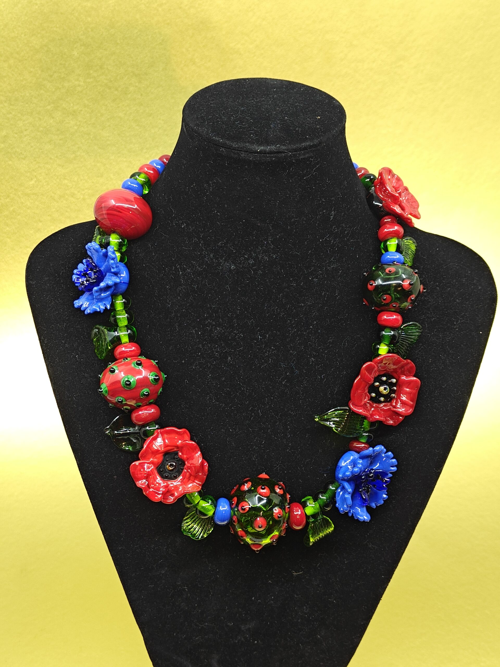 A necklace inspired by meadow flowers made of Murano glass. Limited edition.